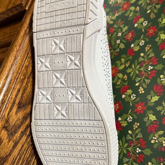 Elegant White Slip-On Sneakers for Women - Picture 9 of 10